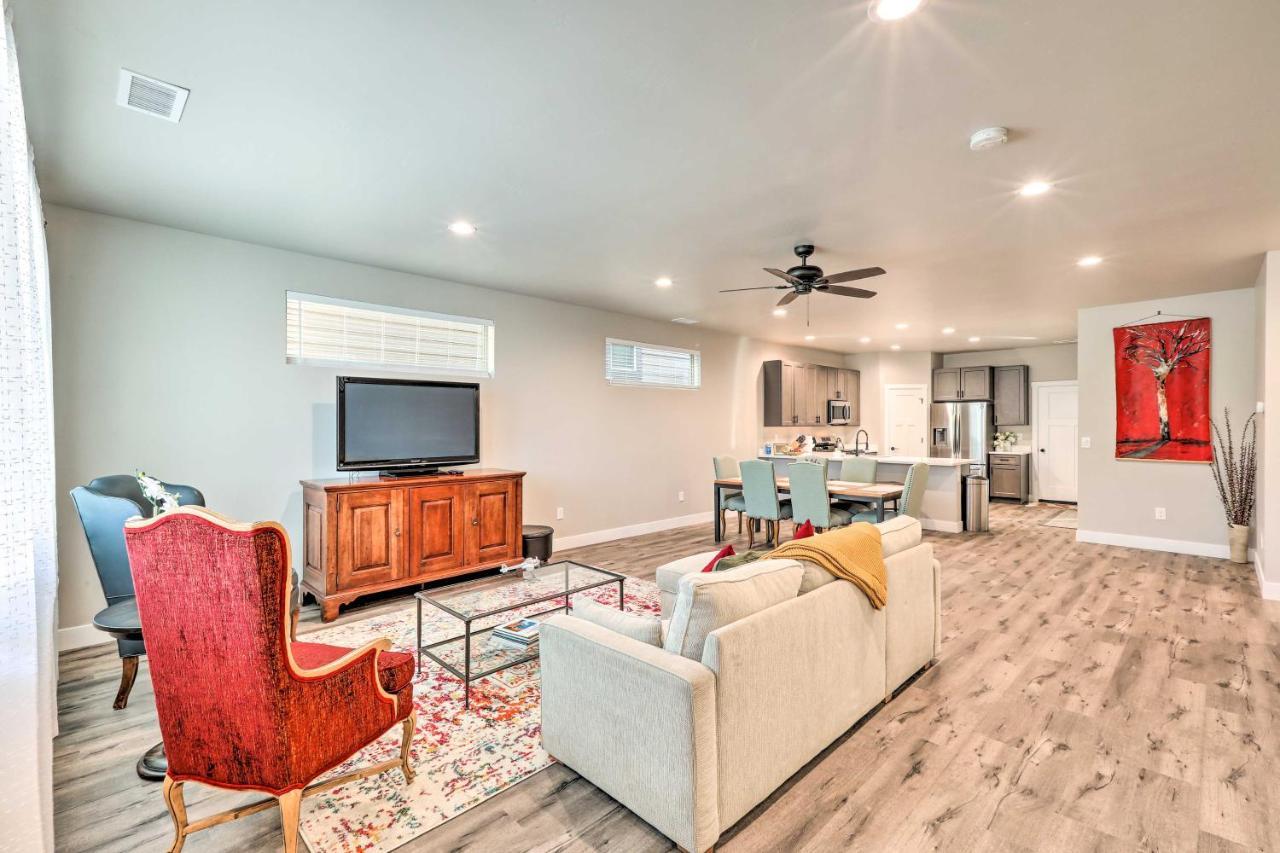 Holiday home Modern Home, 4 Mi To Downtown!